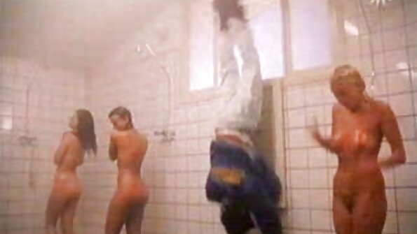 أربعة رجال يدخلون كلوي شيري في مشهد افلام اجنبية جنس تحول جنسى